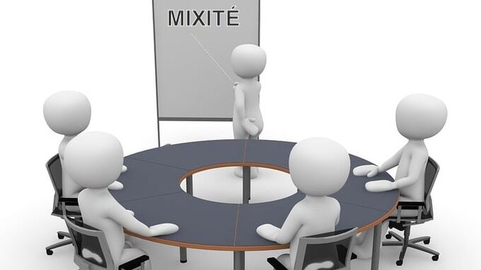 Personnes autour d'une table pour parler de la mixité